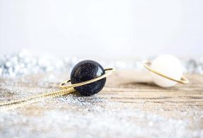 Saturno colgante de Fauna y Flora joyería inspirada en la Naturaleza