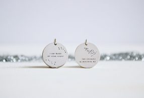 Fauna y Flora medalla de plata inspirada enlas frases del astrofísico Carl Sagan, somos polvo de estrellas