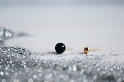 Fauna y Flora Pendientes Partículas elementales, combinado de ónix. Chapado en oro de 18kt y libre de níquel y plomo