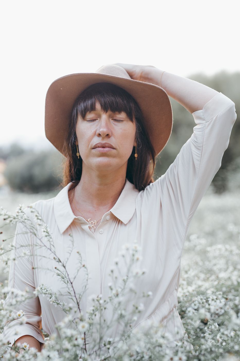 Pendientes Tiempo Diseño minimalista inspirado en un metrónomo. Chapado en oro de 18kt. Fauna y Flora