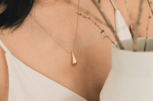 Collar lágrima dorada de Fauna y Flora joyería Agua