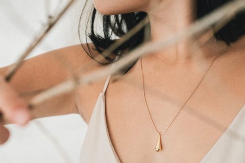 Conjunto collar y pendientes dorados para regalar Fauna y Flora