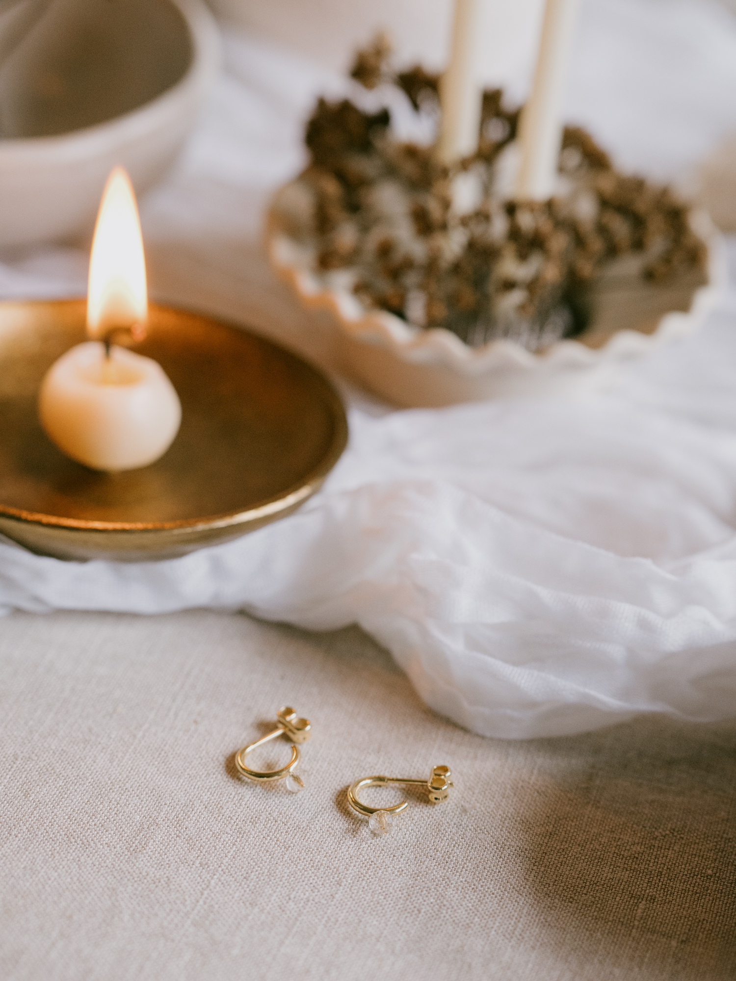 Pendientes aro pequeño huggies cuarzo Alma Fauna y Flora