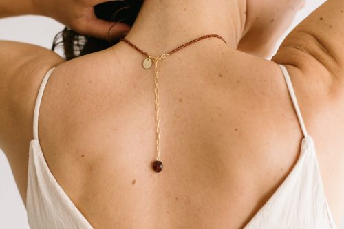 Collar espalda descubierta con piedras naturales granate Iris de Fauna y Flora