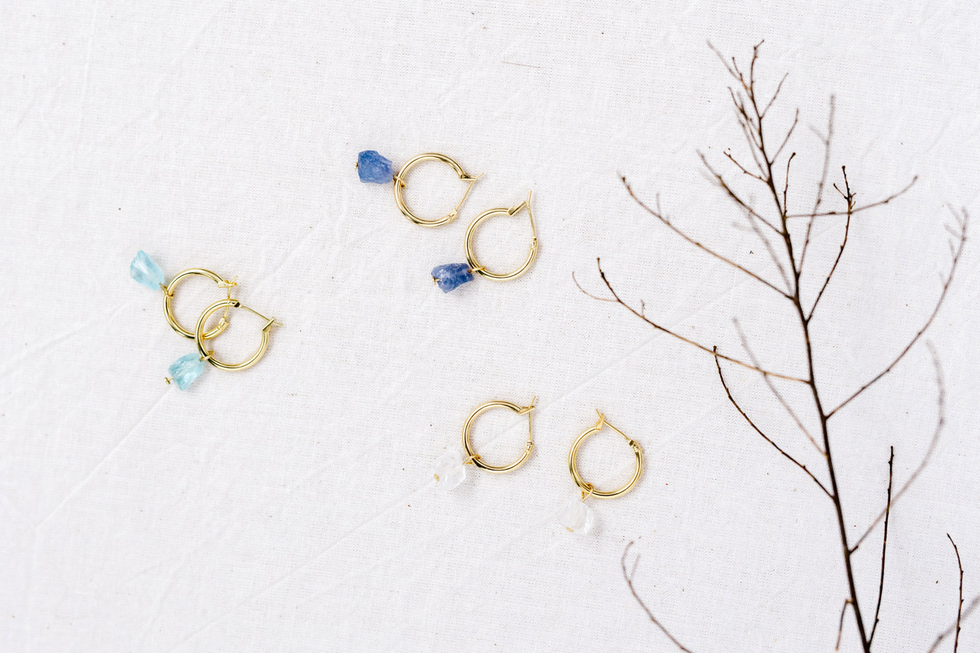 Pendientes aro dorados con piedras naturales Fauna y Flora Waldorf